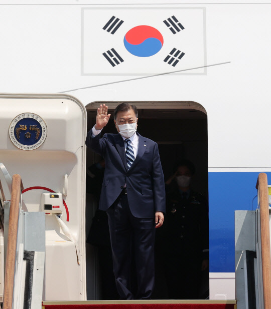 한미 정상회담 참석차 출국하는 문재인 대통령. 19일 서울공항에서 공군 1호기에 올라 환송 인사들에게 손을 흔들고 있다. 연합뉴스.